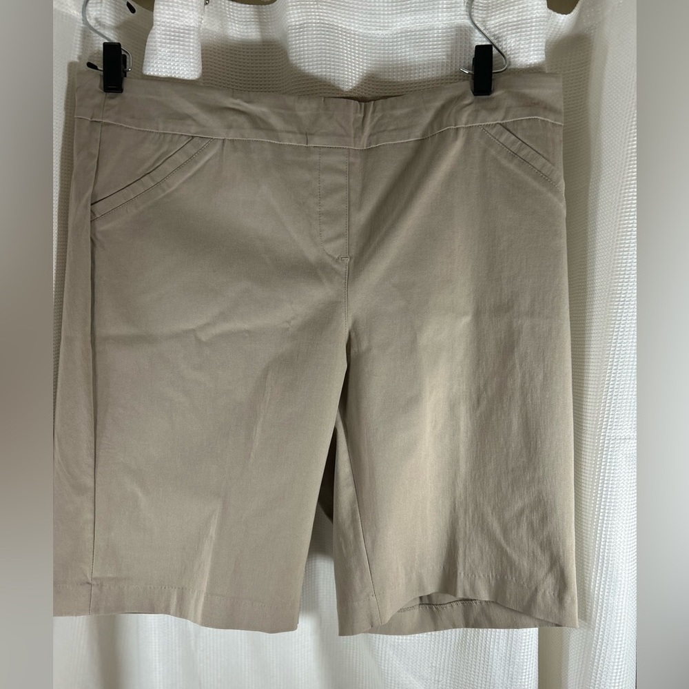 Coral Bay woman chino , kaki shorts